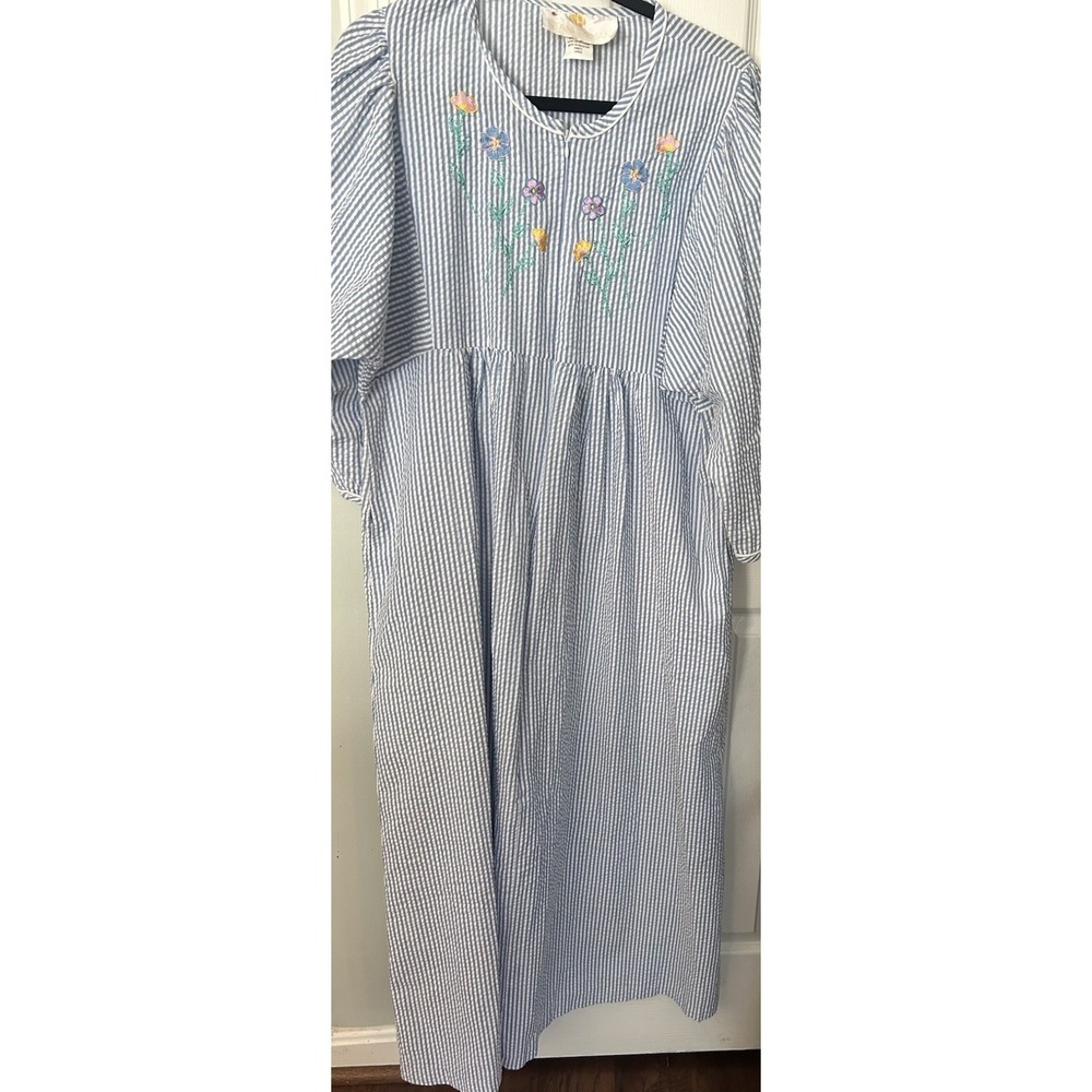 Stan Herman Seersucker Nightgown/Roper House Robe Large Embroidered Flowers Zip